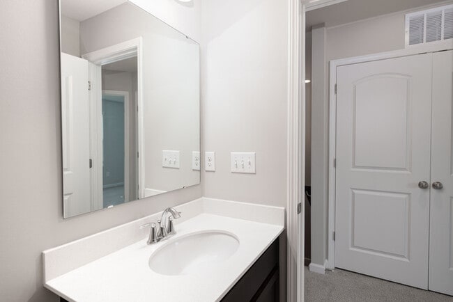 Building Photo - 3BD/2.5BTH townhome located in the Villages at Mallard Creek