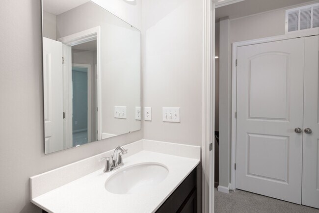 Building Photo - NEW 3 Bedroom Townhome Minutes from Downto...