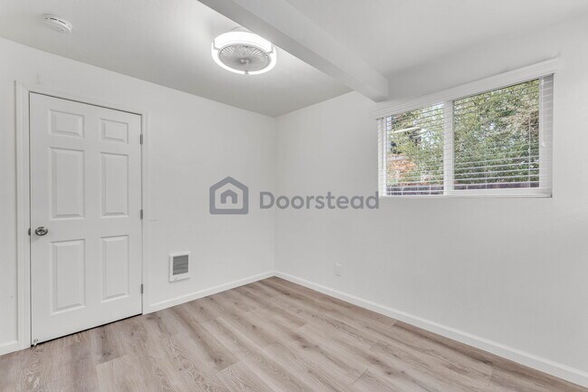 Building Photo - 551 Hichborn St