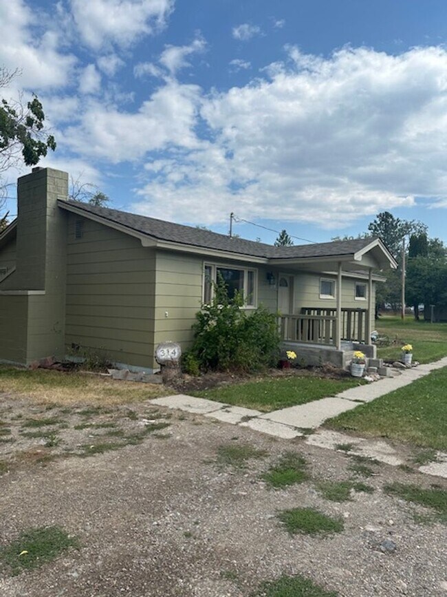 Building Photo - Remodeled 4 bedroom home in Target Range