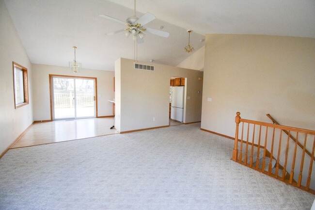 Building Photo - Spacious 5bed 2 bath with Fun Custom Featu...