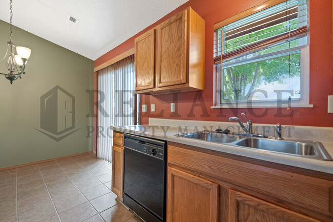 Building Photo - 5915 E Pembrook Cir
