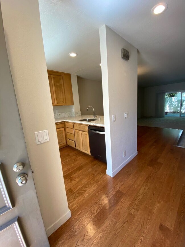 Building Photo - $4900-  Mountain View Townhouse-2 bedroom 2.5 bath.