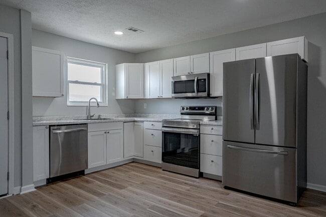 Building Photo - 1312 Farmingdale Dr