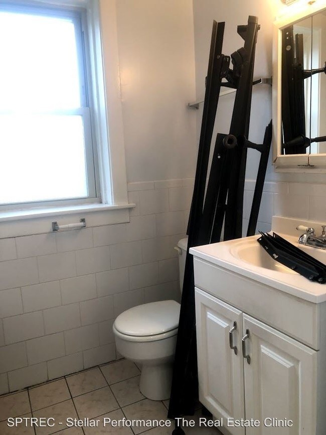 Building Photo - 118 1/2 S Maple Ave