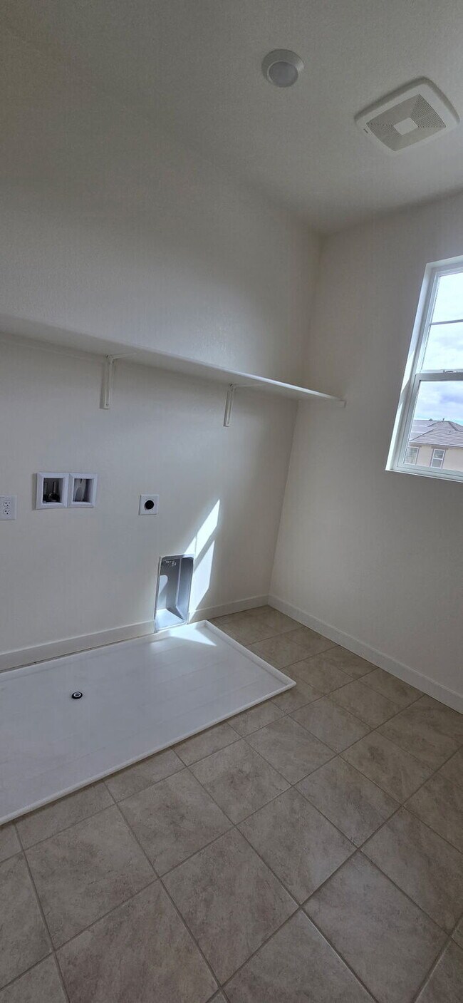 Building Photo - Welcome to your dream home in Lathrop! Thi...