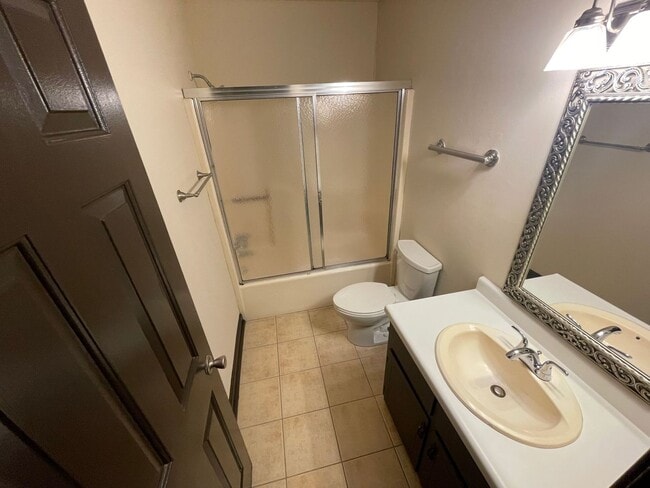 Building Photo - AVAILABLE FOR IMMEDIATE MOVE IN!
