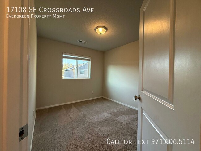 Building Photo - 17108 SE Crossroads Ave