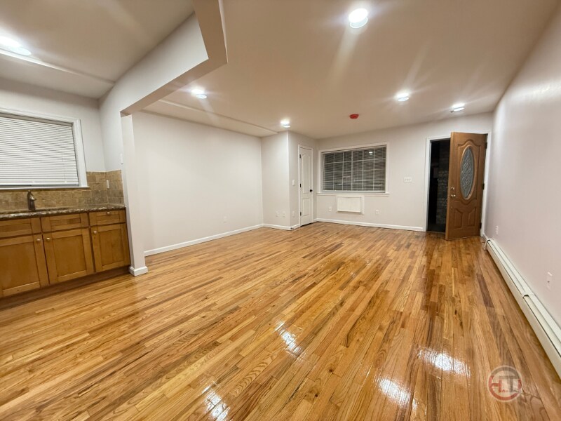 Building Photo - 1642 Williamsbridge Rd