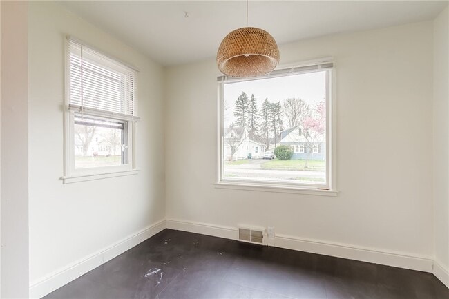 Building Photo - 345 Colebourne Rd