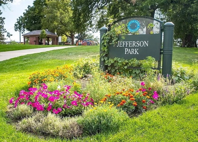 Building Photo - Amazing Jefferson Park 2 Bed / 4 bath Dupl...
