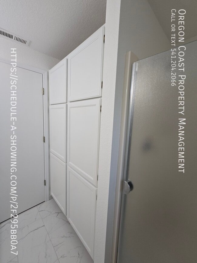 Building Photo - 1135 SE Oar Ave