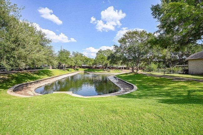 Building Photo - 1547 Lakeside Enclave Dr