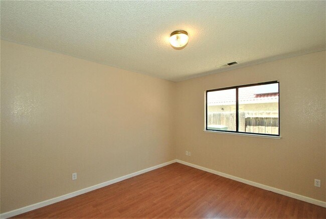 Building Photo - Lovely 4 Bedroom home in Clovis Unified