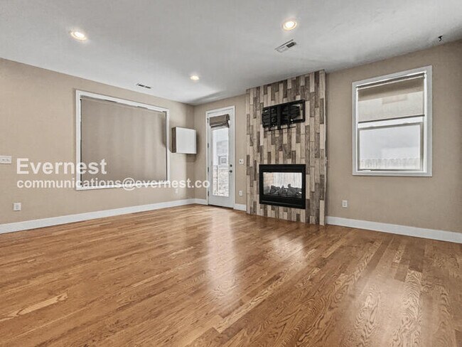 Building Photo - 3 Bed, 3.5 Bath Townhouse with Garage