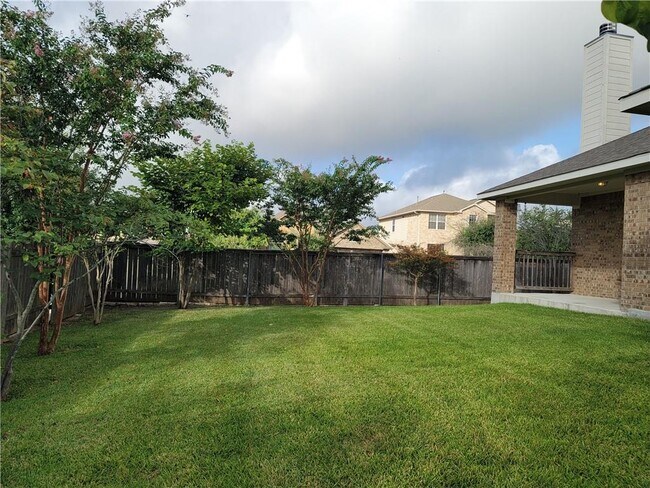 Building Photo - 1901 Woodhaven Ct