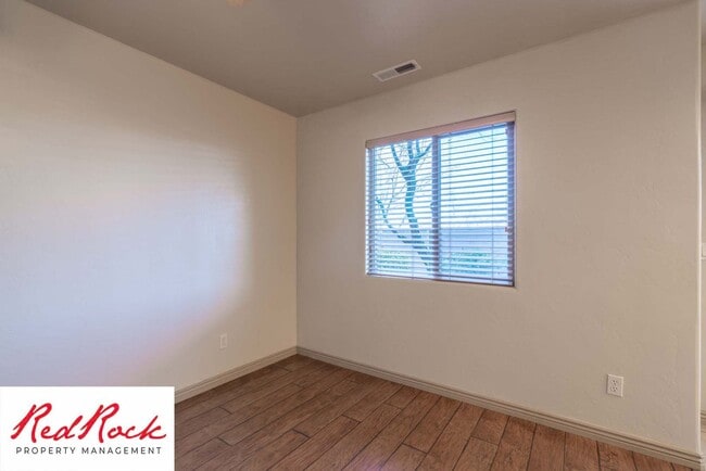 Building Photo - Beautiful 3 bedroom, 2.5 bathroom Townhome...