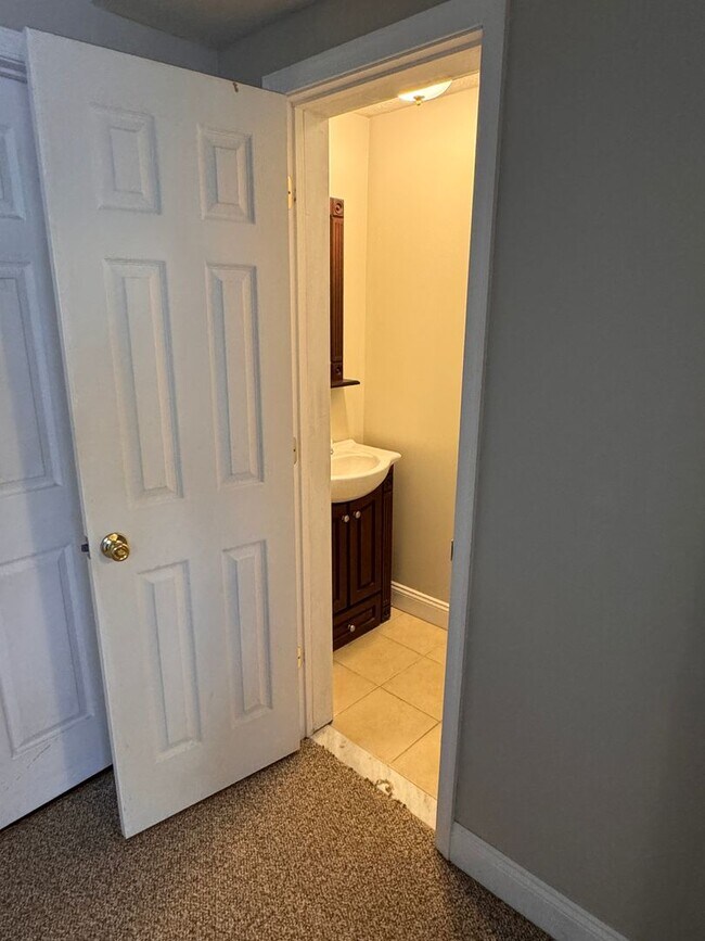 Building Photo - 3 Bedroom || 2 Full Bathroom & 2 Half Bathroom Townhome