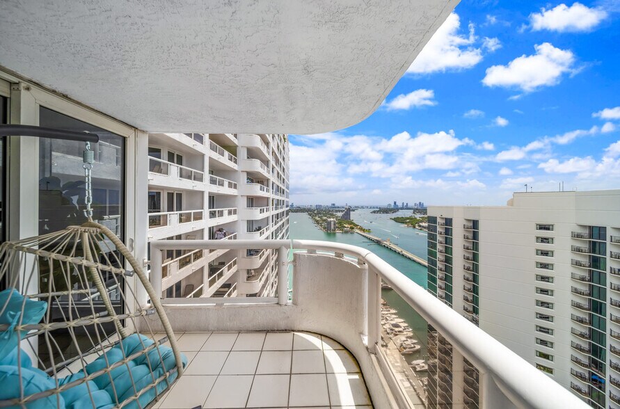 Building Photo - 1717 N Bayshore Dr