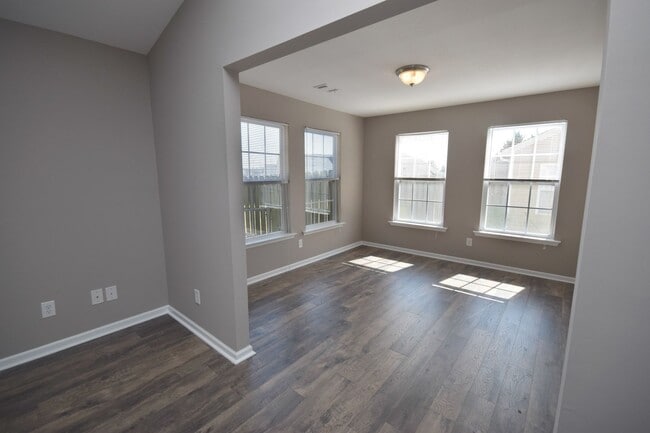 Building Photo - *AVAILABLE NOW* End Unit Town-home with Su...