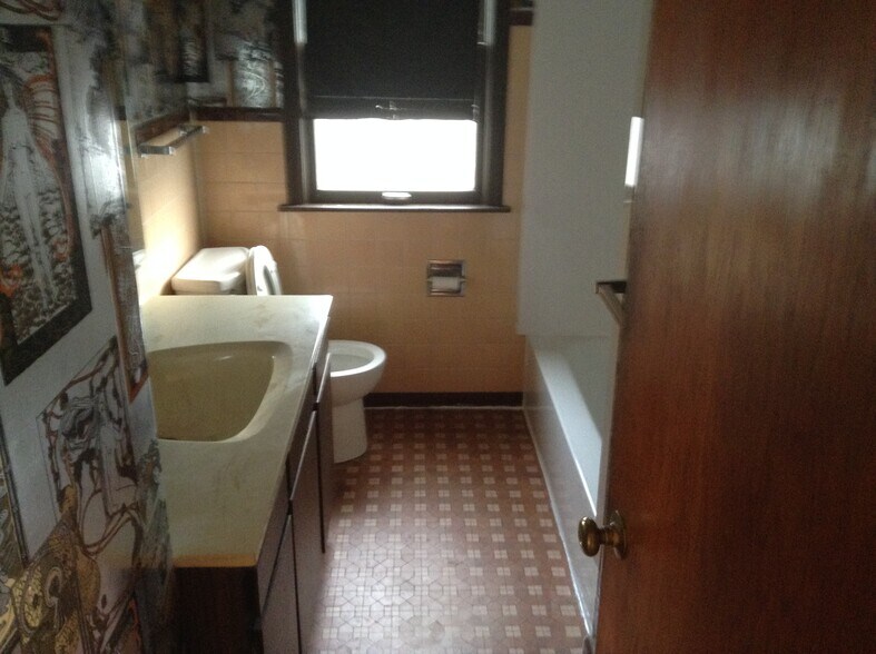 bathroom - 1139 E GORHAM ST APT 2