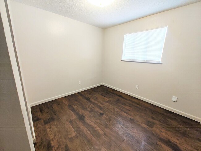 Building Photo - Charming 3 Bedroom Home