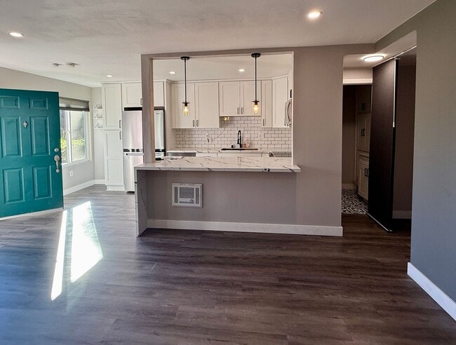Building Photo - Stunning 2 bedroom, 1.5 bathrooms, 2 story townhouse for rent in Allure Condos in Serra Mesa!