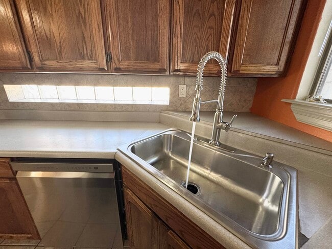 Building Photo - 210 Leon Ave