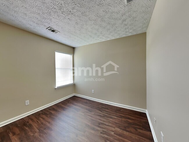 Building Photo - 3800 Oak Park Dr