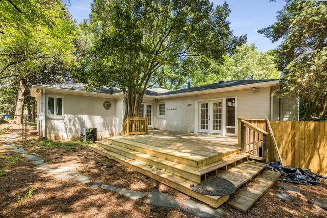 Building Photo - 1243 Spring Valley Ln NE