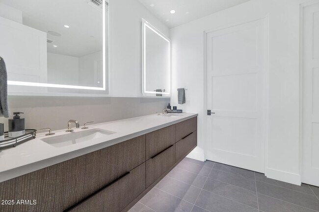 Building Photo - 5000 N Camelback Rdg Dr