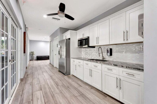 Building Photo - 3503 Oaks Way