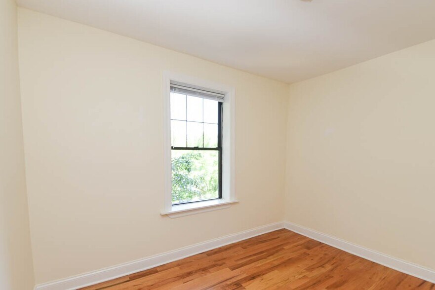 Building Photo - 3909 N Janssen Ave