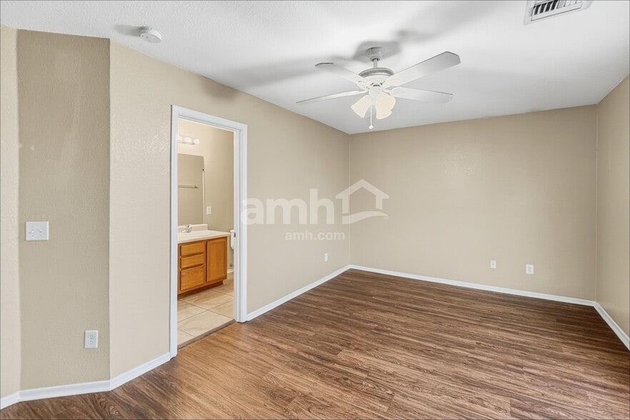 Building Photo - 494 W Great White St