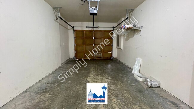 Building Photo - LUXURY DUPLEX RENTAL WITH SPACIOUS BACKYARD