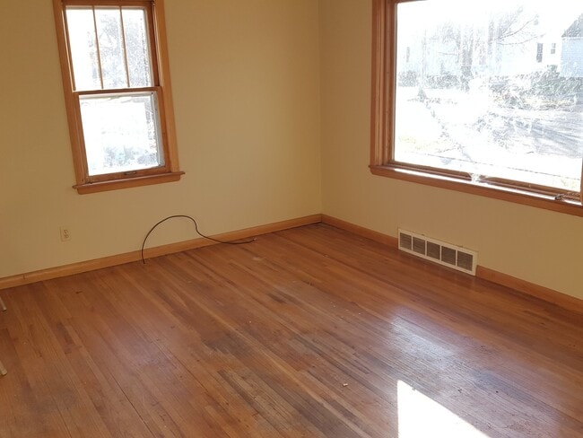 Building Photo - 4 bedroom 1 bath home
