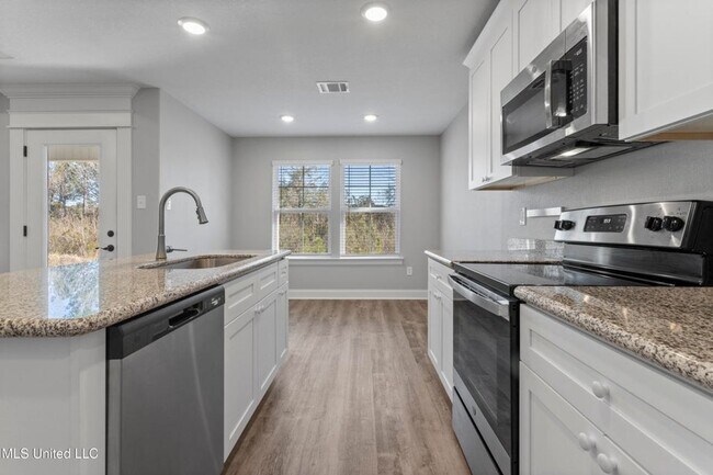 Building Photo - 3 Bed / 2 Bath Home – Modern Finishes & Convenient Location