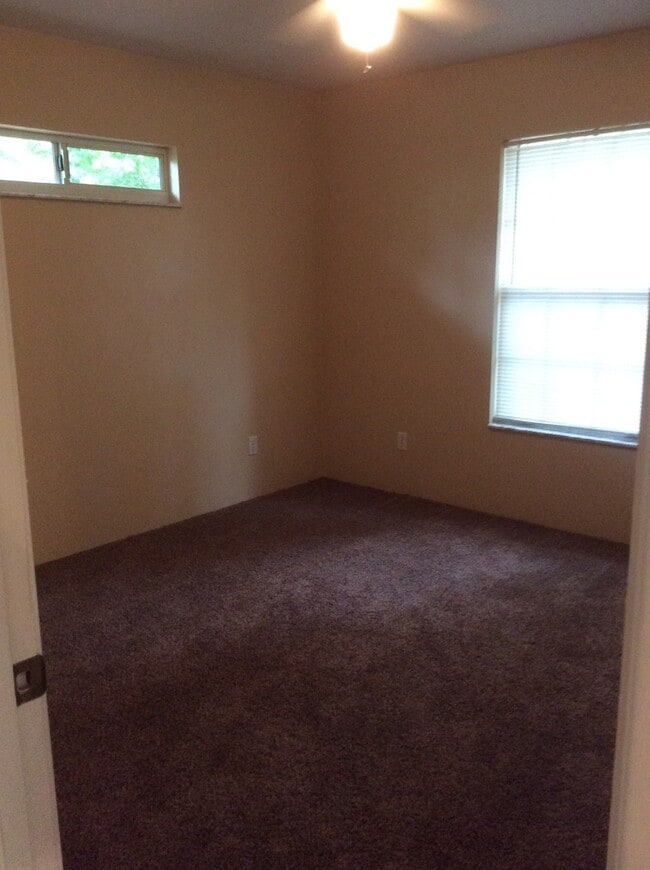 Building Photo - 2 Bedroom House in Wakulla Gardens