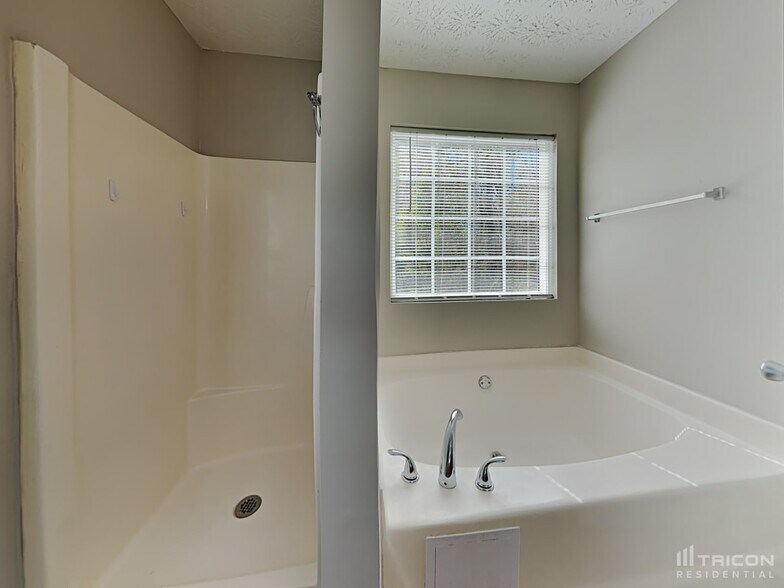 Building Photo - 210 Railside Dr