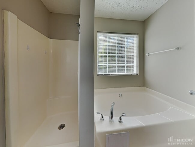 Building Photo - 210 Railside Dr