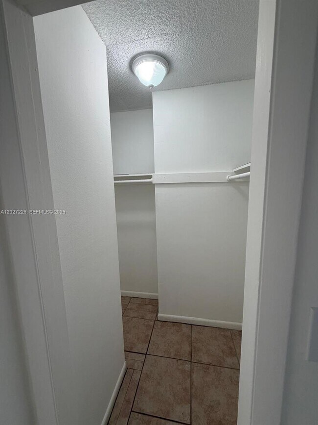 Building Photo - 15205 NE 6th Ave