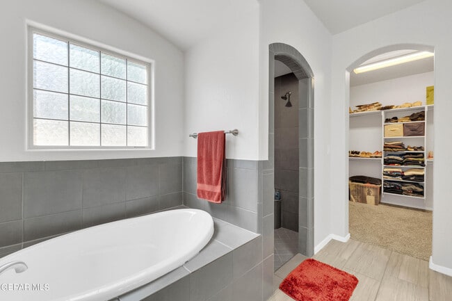 Building Photo - 1044 Gaitan St