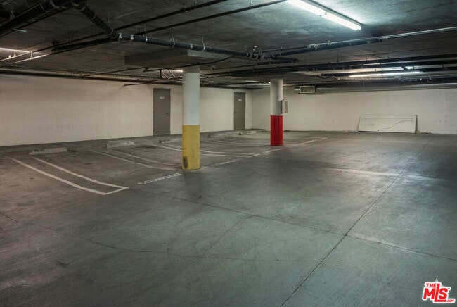 Building Photo - 2020 Holly Dr