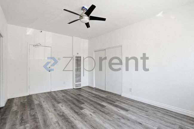 Building Photo - 1513 W 12th Pl