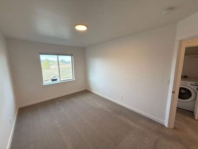 Building Photo - 5913 Blue River Dr SE