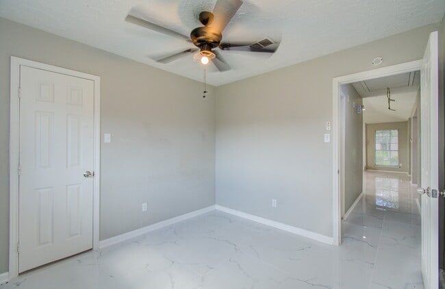 Building Photo - 326 Fair Oak Dr