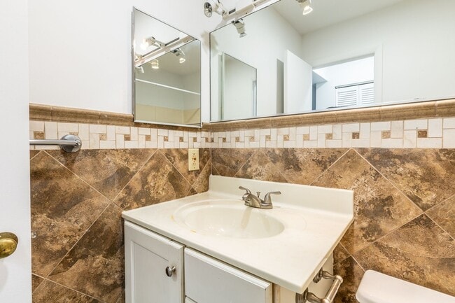 Building Photo - Cedars Court