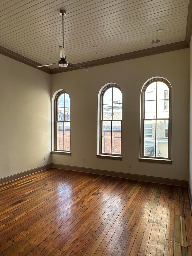 Building Photo - 307 W Main St