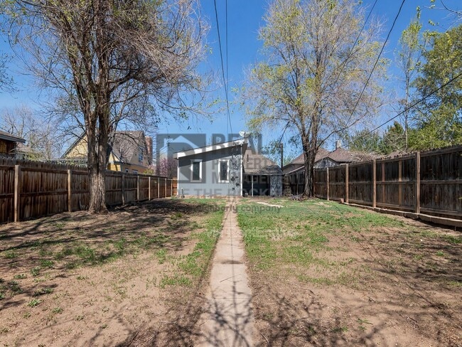 Building Photo - 319 Walnut St