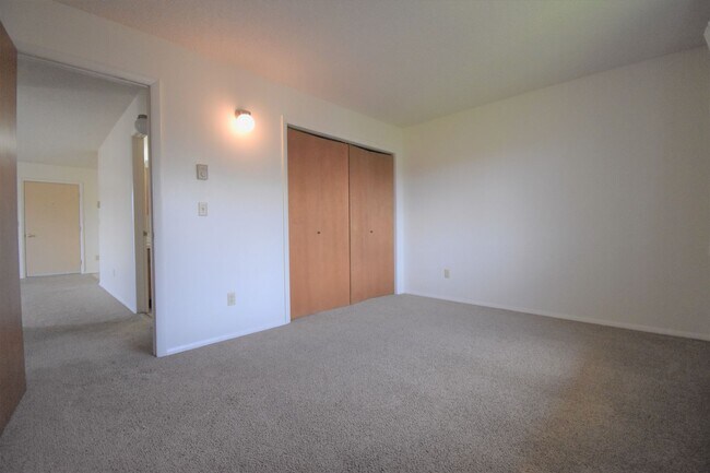 Building Photo - Top floor apartment! Close to MSU and down...